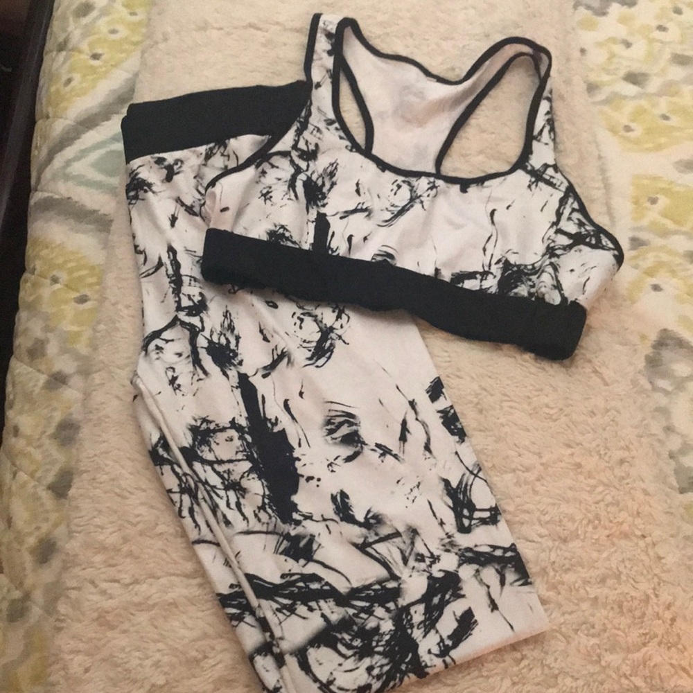 Workout set! Black and white 😊